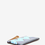 Damentasche mit geometrischem Print in Lila.