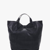 Große Frau mit blauer Lederkäufertasche