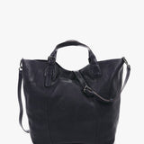 Große Frau mit blauer Lederkäufertasche