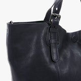 Große Frau mit blauer Lederkäufertasche