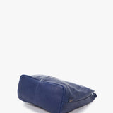 Damentasche im Hobo-Stil mit geflochtenem Griff aus blauer Leder.