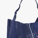 Damentasche im Hobo-Stil mit geflochtenem Griff aus blauer Leder.