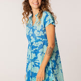 Strandkleid mit türkisem Muster.