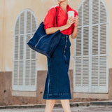 Damentasche im Hobo-Stil mit geflochtenem Griff aus blauer Leder.