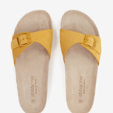 Flache Damen-Sandale mit Schnalle in Amber.