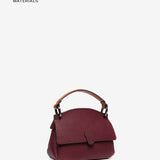 Kleine Handtasche aus recycelten Materialien in Bordeaux.