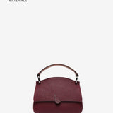 Kleine Handtasche aus recycelten Materialien in Bordeaux.