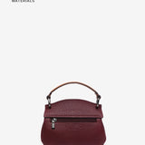 Kleine Handtasche aus recycelten Materialien in Bordeaux.
