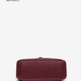 Kleine Handtasche aus recycelten Materialien in Bordeaux.