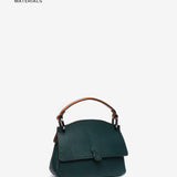 Kleine Handtasche aus recycelten Materialien in Grün.