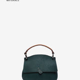 Kleine Handtasche aus recycelten Materialien in Grün.