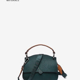 Kleine Handtasche aus recycelten Materialien in Grün.
