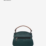 Kleine Handtasche aus recycelten Materialien in Grün.