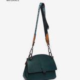 Kleine Handtasche aus recycelten Materialien in Grün.