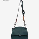Kleine Handtasche aus recycelten Materialien in Grün.