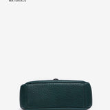 Kleine Handtasche aus recycelten Materialien in Grün.