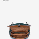 Kleine Handtasche aus recycelten Materialien in Grün.