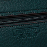 Kleine Handtasche aus recycelten Materialien in Grün.