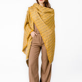 Poncho mit gestreiftem Muster in Bernstein.