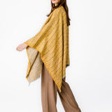 Poncho mit gestreiftem Muster in Bernstein.