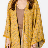 Poncho mit gestreiftem Muster in Bernstein.