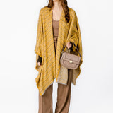 Poncho mit gestreiftem Muster in Bernstein.