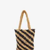 Gestreifte schwarze und beige geflochtene Handtasche.