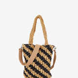 Gestreifte schwarze und beige geflochtene Handtasche.
