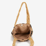 Gestreifte schwarze und beige geflochtene Handtasche.