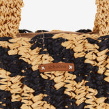 Gestreifte schwarze und beige geflochtene Handtasche.