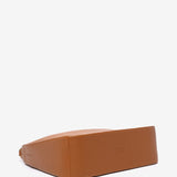 Umhängetasche aus recycelten Materialien in Cognac.