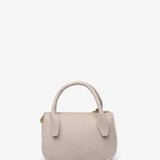Kleine Handtasche aus recycelten Materialien in Beige.