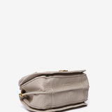 Kleine Handtasche aus recycelten Materialien in Beige.
