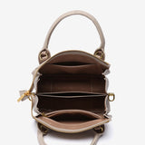 Kleine Handtasche aus recycelten Materialien in Beige.