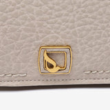 Kleine Handtasche aus recycelten Materialien in Beige.