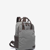 Graue Tasche aus recycelten Materialien.
