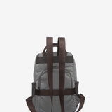 Graue Tasche aus recycelten Materialien.