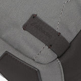 Graue Tasche aus recycelten Materialien.