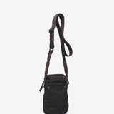 Schwarze Handytasche aus recycelten Materialien.
