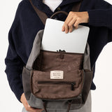 Graue Tasche aus recycelten Materialien.