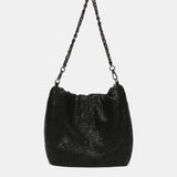Schultertasche aus schwarzem Metallgewebe.