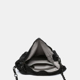 Schultertasche aus schwarzem Metallgewebe.