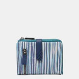 Kleine Geldbörse aus Leder mit blauem Muster.