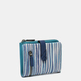 Kleine Geldbörse aus Leder mit blauem Muster.