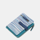 Kleine Geldbörse aus Leder mit blauem Muster.