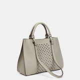 Handtasche aus recycelten Materialien in Grün mit Stanzmuster.