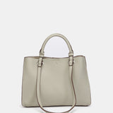 Handtasche aus recycelten Materialien in Grün mit Stanzmuster.