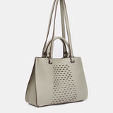 Handtasche aus recycelten Materialien in Grün mit Stanzmuster.