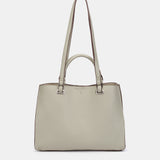 Handtasche aus recycelten Materialien in Grün mit Stanzmuster.