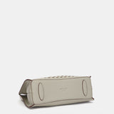 Handtasche aus recycelten Materialien in Grün mit Stanzmuster.